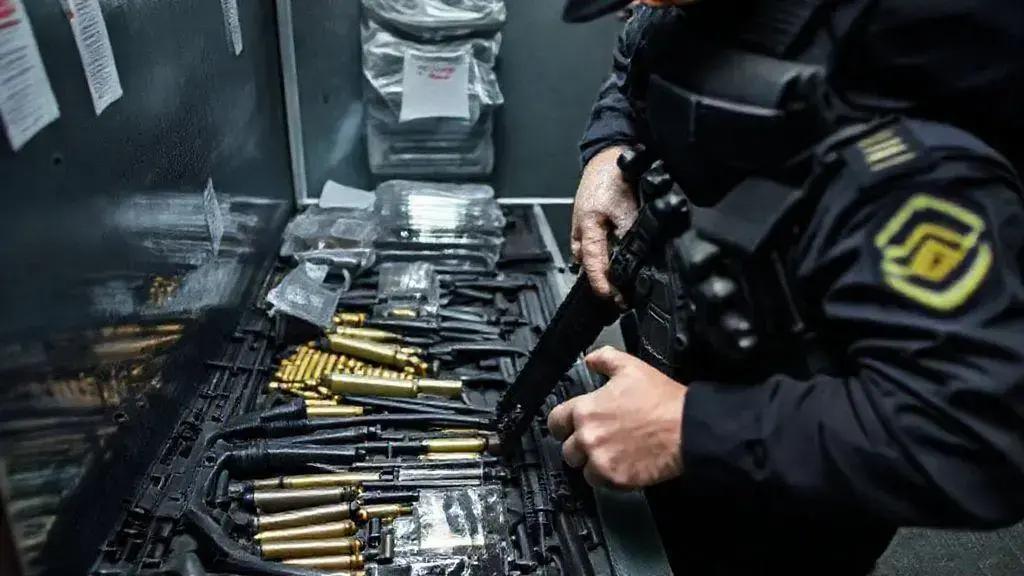 Polícia Civil apreende arsenal milionário do Comando Vermelho Polícia Civil apreende arsenal milionário do Comando Vermelho